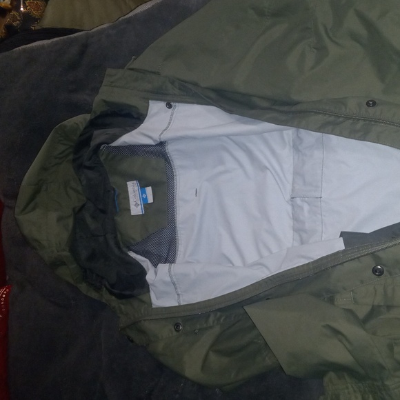 Green columbia rain coat - Picture 3 of 3